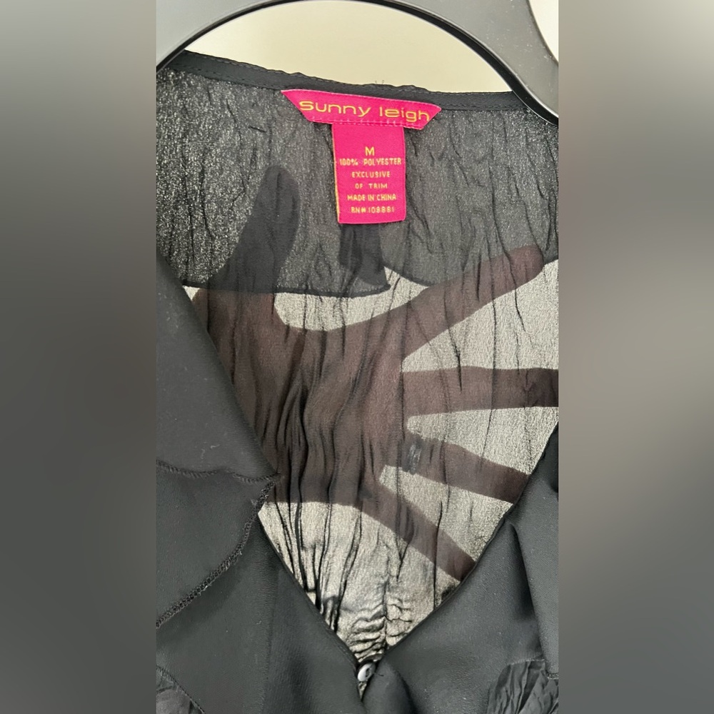 Sunny Leigh PETITE RUFFLE DETAIL TIE FRONT TOP - Picture 4 of 7